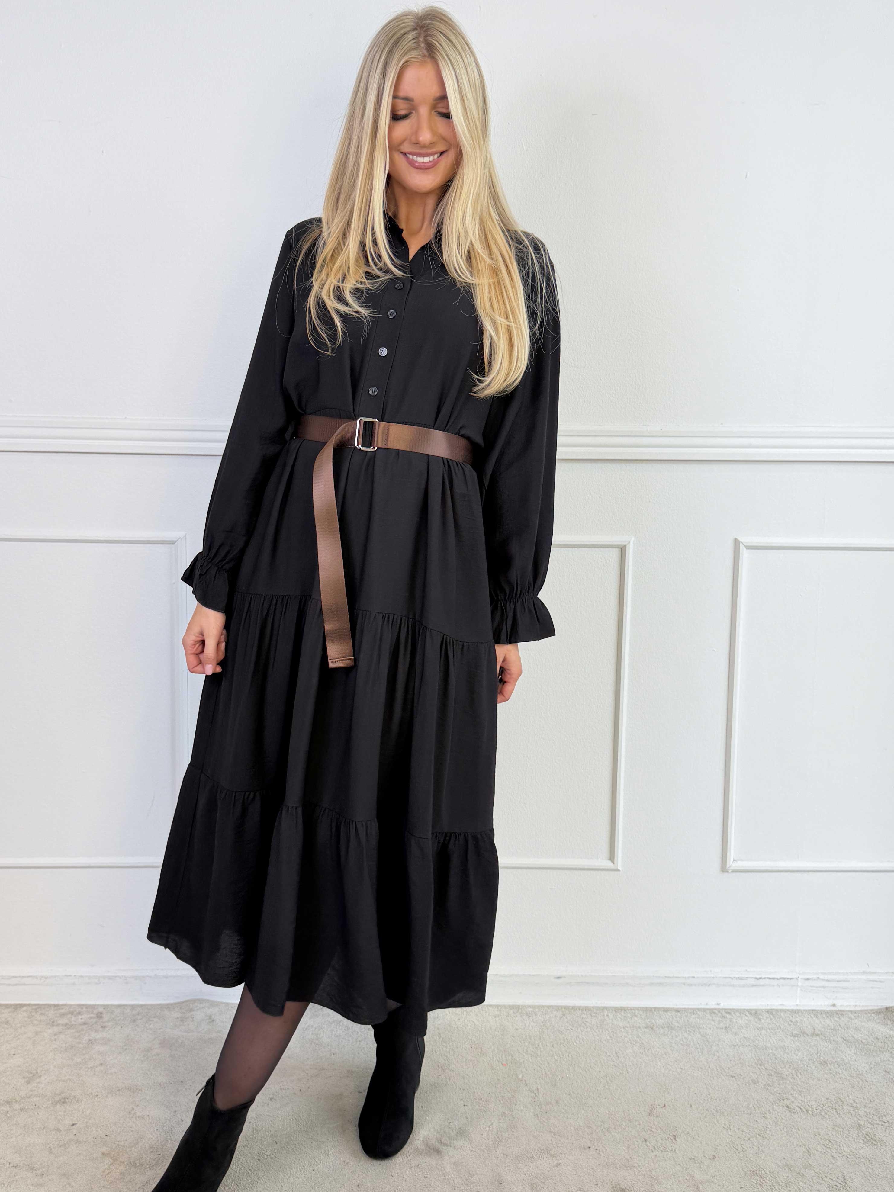 Clemence - Feminin kjole i viskose med fint lag-på-lag-look og knapper ved udskæringen